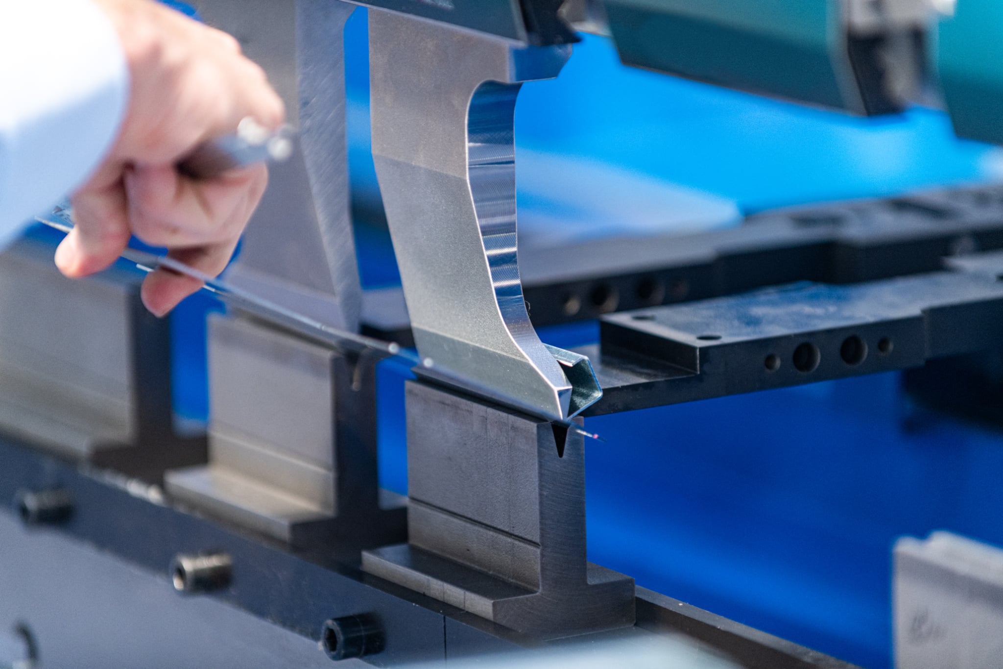 Pliage de tôle sur presse plieuse CNC